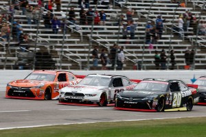 カップ・ドライバーと3ワイドの激しいバトルを展開したエリック・ジョーンズ(#20)とダニエル・サレス(#19)