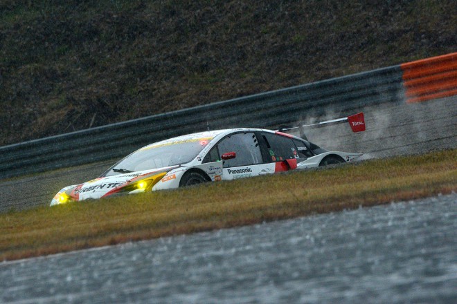 最終コーナー手前でストップした31号車TOYOTA PRIUS apr GT