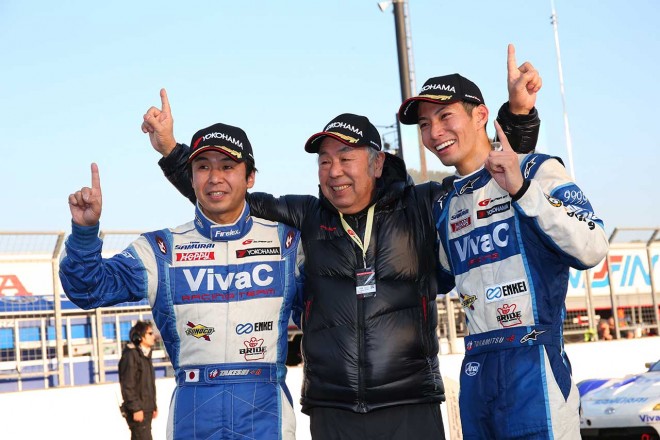 2016年GT300クラスのタイトルを手にしたVivaC 86 MCの土屋武士（左）と松井孝允（右）、土屋春雄監督（中央）