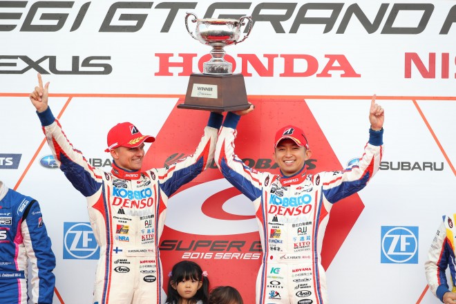 GT500クラスチャンピオンを獲得DENSO KOBELCO SARD RC Fのヘイキ・コバライネン／平手晃平