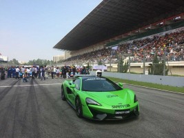 セーフティカーはマクラーレン。後ろに見える観客席がかなり埋まっている様子もご覧いただきたい。