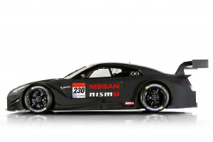 ニッサンGT-RニスモGT500のスタジオショット。空力処理のディテールがよく分かる。