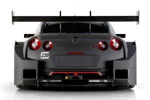 ニッサンGT-RニスモGT500のスタジオショット。空力処理のディテールがよく分かる。