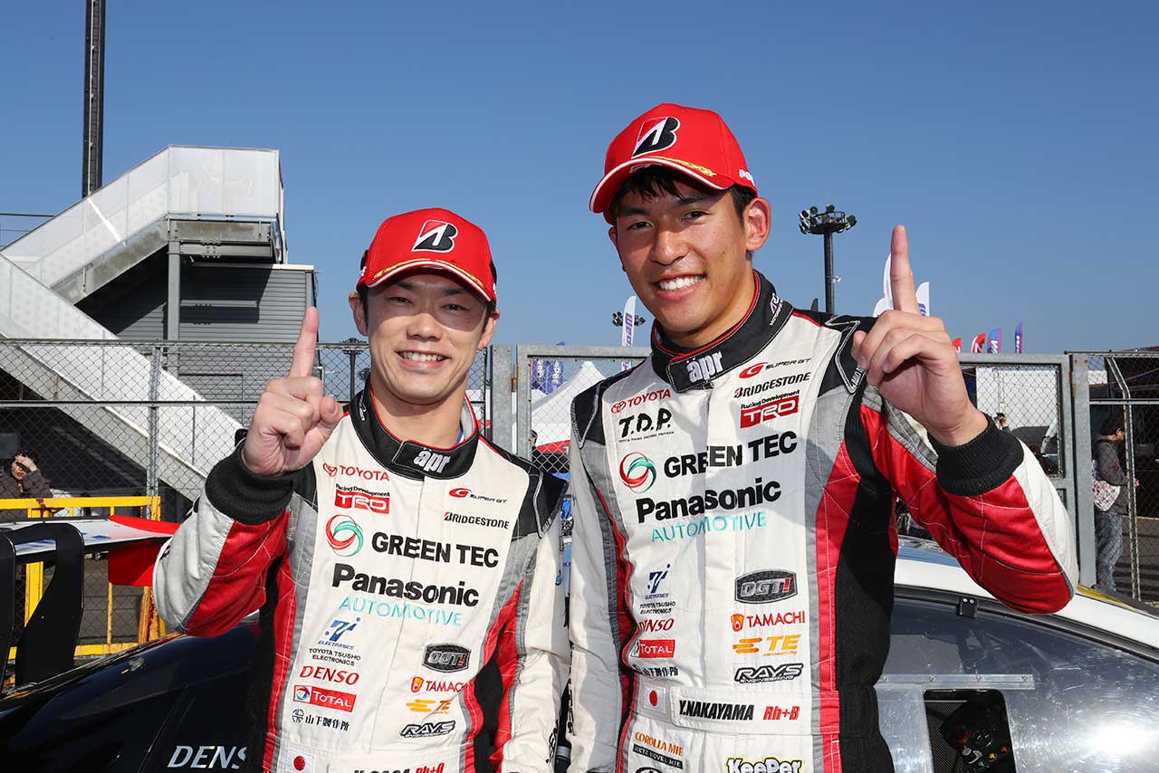 第8戦もてぎのポールポジションを獲得した31号車TOYOTA PRIUS apr GTの中山雄一（右）と嵯峨宏紀（左）