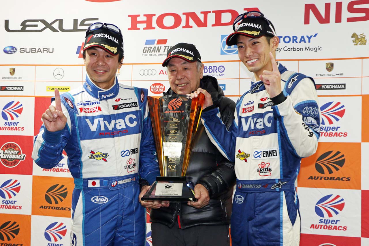 GT300クラスチャンピオンを獲得したVivaC 86 MCの土屋武士と松井孝允