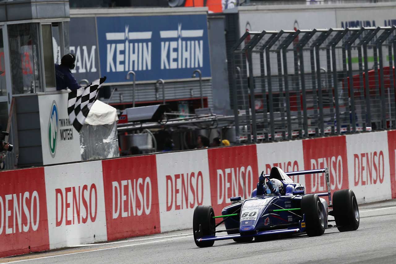 FIA-F4選手権第6戦もてぎでトップチェッカーを受けた川合孝汰（DENSO ルボーセ F4）