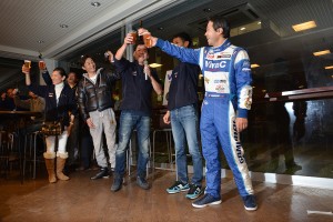 グランツーリスモカフェでレース後行われたサムライサポーターズミーティングの様子。ホッピーで乾杯!