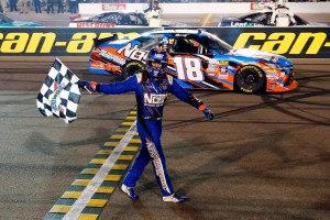 ポール・トゥ・ウィンで今季10勝目を挙げたカイル・ブッシュ（#18）