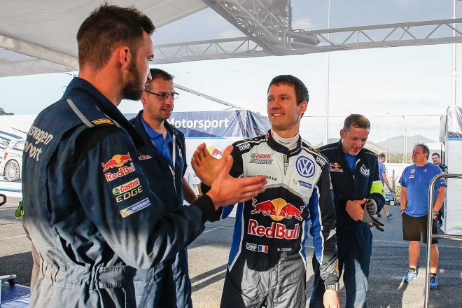 チームスタッフと握手を交わすセバスチャン・オジエ（フォルクスワーゲン・ポロR WRC）