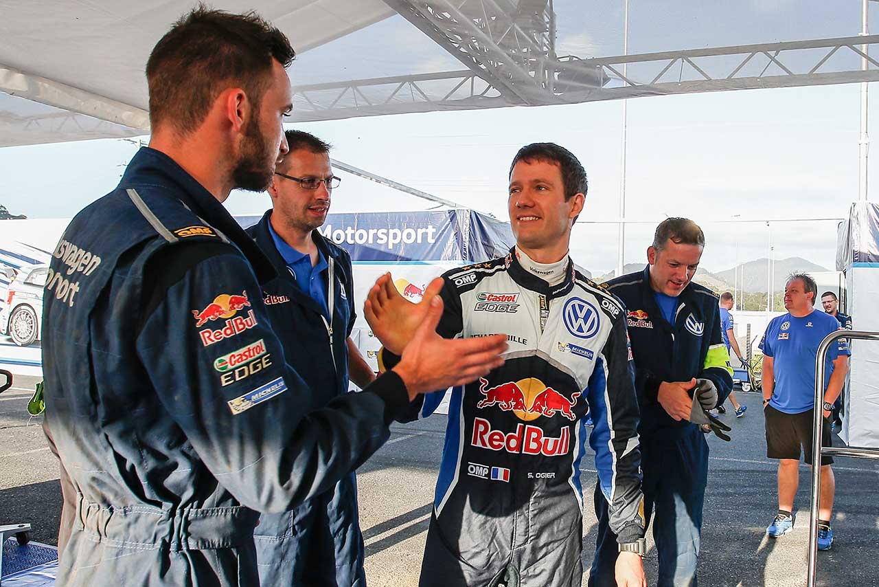 チームスタッフと握手を交わすセバスチャン・オジエ（フォルクスワーゲン・ポロR WRC）