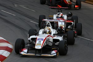 フェリックス・ロゼンクビストと競り合う山下健太