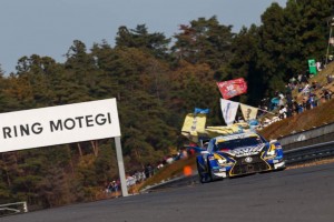 私設応援団『爆走坂東組応援隊』の声援を受けるWedsSport ADVAN RC F