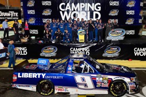 今季7勝目を挙げたウィリアム・バイロンと勝利を喜ぶチームスタッフ