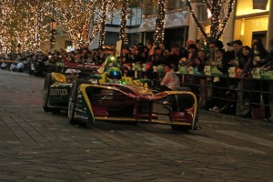 丸の内のイルミネーションの中を走行したディ・グラッシ駆るアプト・シェフラーFE02