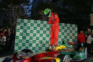 デモ走行後、集まった観客におじぎをするディ・グラッシ