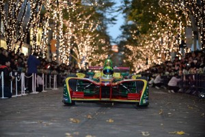 丸の内のイルミネーションの中を走行したディ・グラッシ駆るアプト・シェフラーFE02