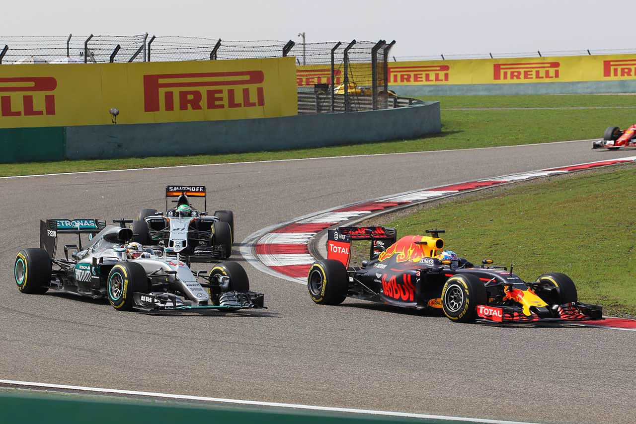 ハミルトンに遠慮はしないとリカルド