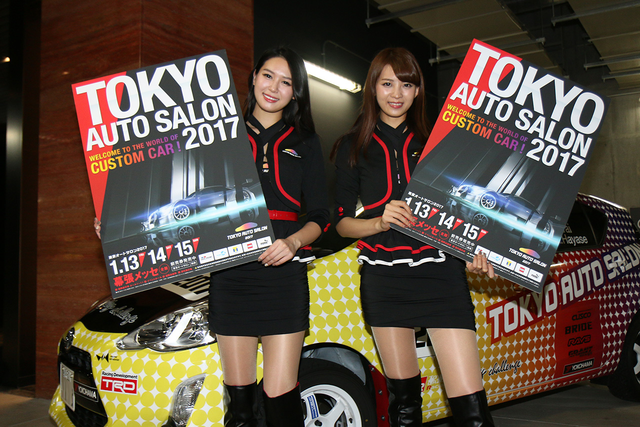 東京オートサロン2017イメージガールの荒井つかささん（左）と早瀬あやさん（右）