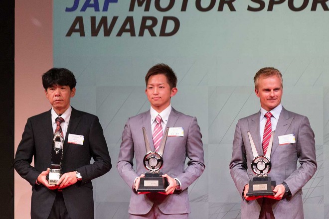 DENSO KOBELCO SARD RC Fのヘイキ・コバライネン／平手晃平は、揃いのグレースーツを身にまとい登場。マシンカラーと同じ、赤と白のネクタイを締めている。