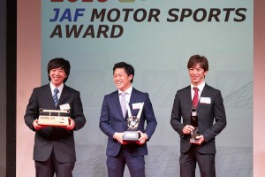 改めてトロフィーを授与され、笑顔を見せるスーパーフォーミュラ王者の国本雄資