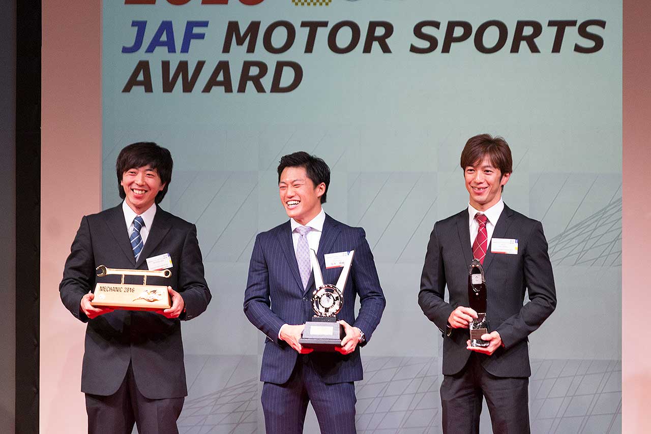 改めてトロフィーを授与され、笑顔を見せるスーパーフォーミュラ王者の国本雄資