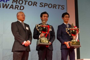 GTアソシエイション賞を授与されたVivaC 86 MCの土屋武士と松井孝允