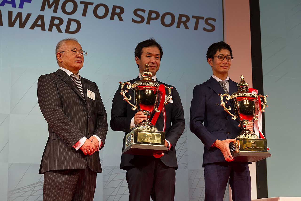 GTアソシエイション賞を授与されたVivaC 86 MCの土屋武士と松井孝允