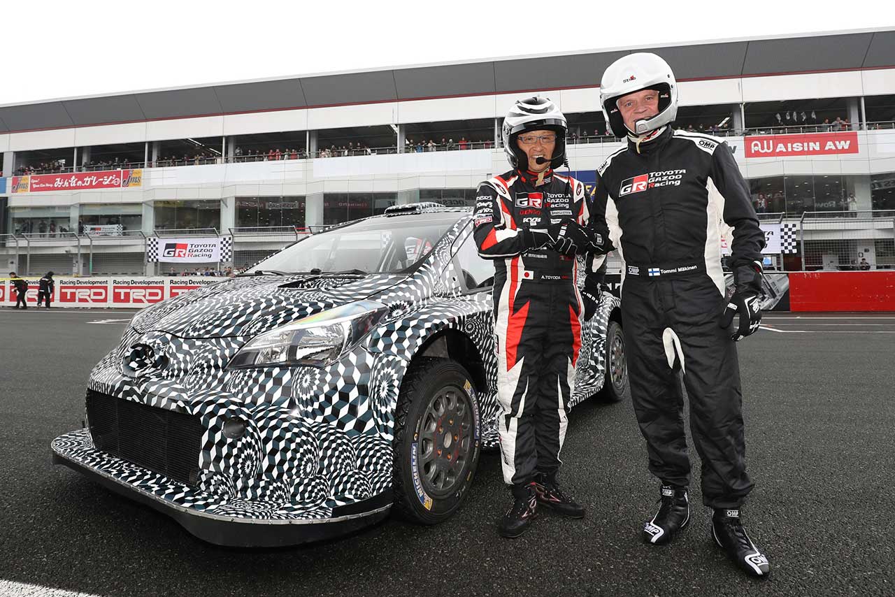 ヤリスWRCテストカーをドライブしたトミ・マキネン（右）とコドライバーを務めた豊田章男社長