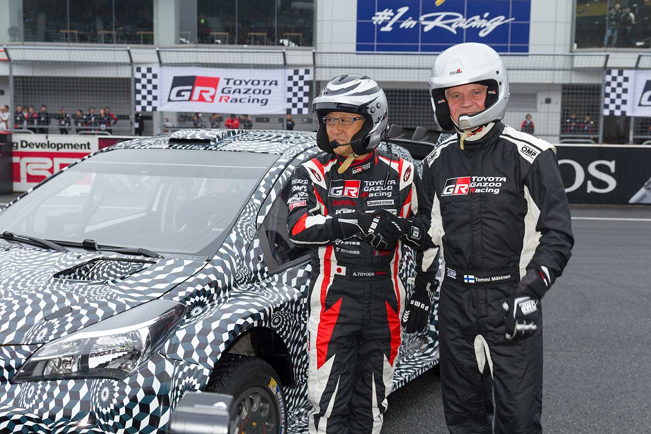 ヤリスWRCテストカーをドライブしたトミ・マキネン（右）とコドライバーを務めた豊田章男社長
