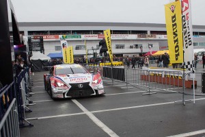 トークショーにサプライズとして登場したDENSO KOBELCO SARD RC F