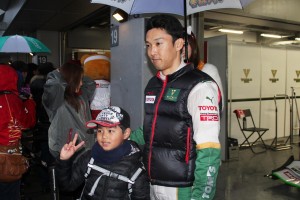 グリッドウォークでファンと触れ合う中嶋一貴