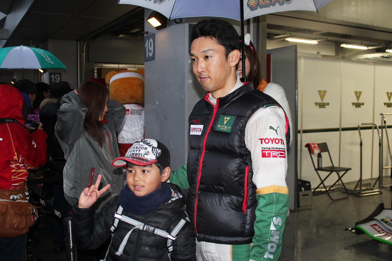 グリッドウォークでファンと触れ合う中嶋一貴