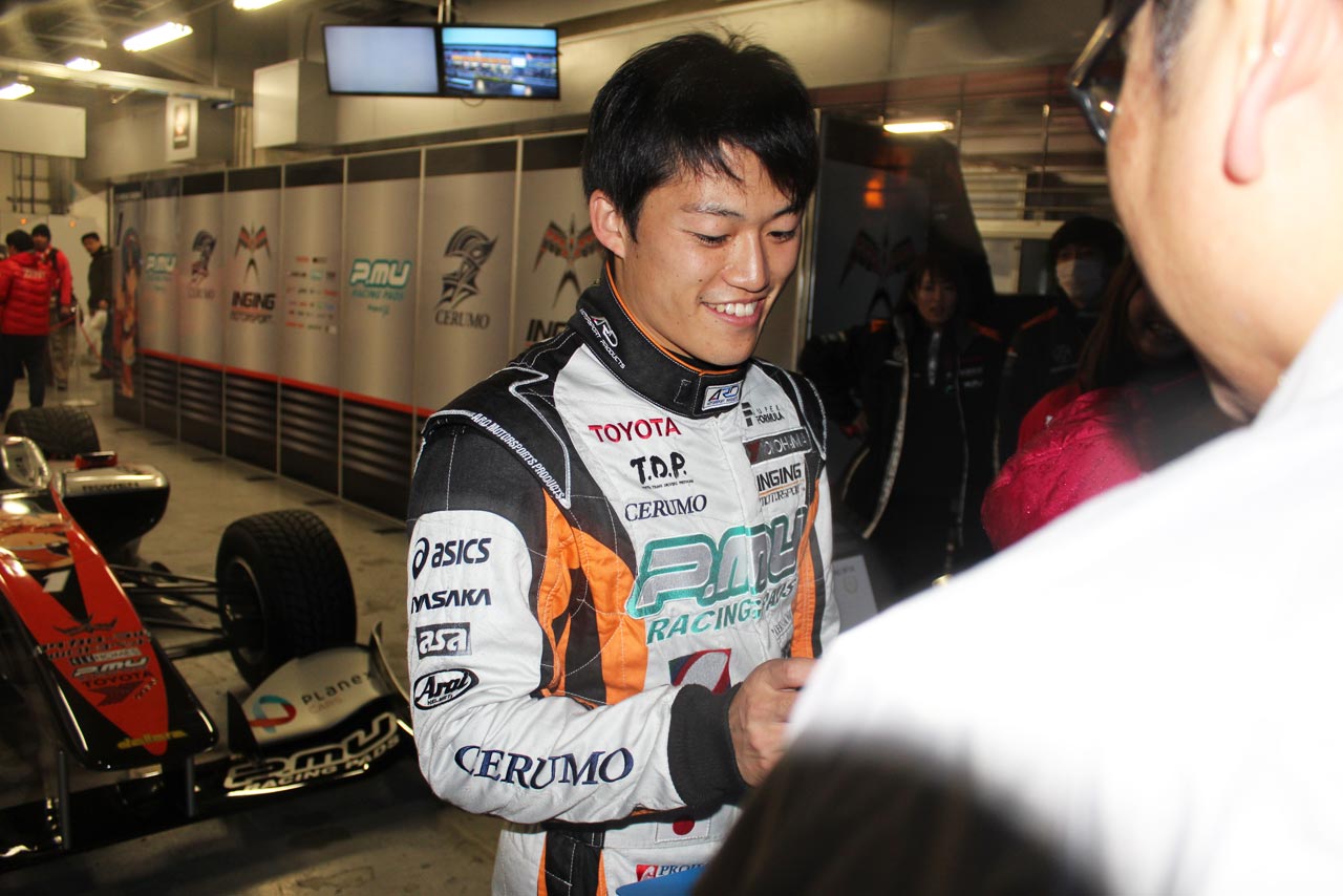 雨の中、ファンと触れ合う国本雄資