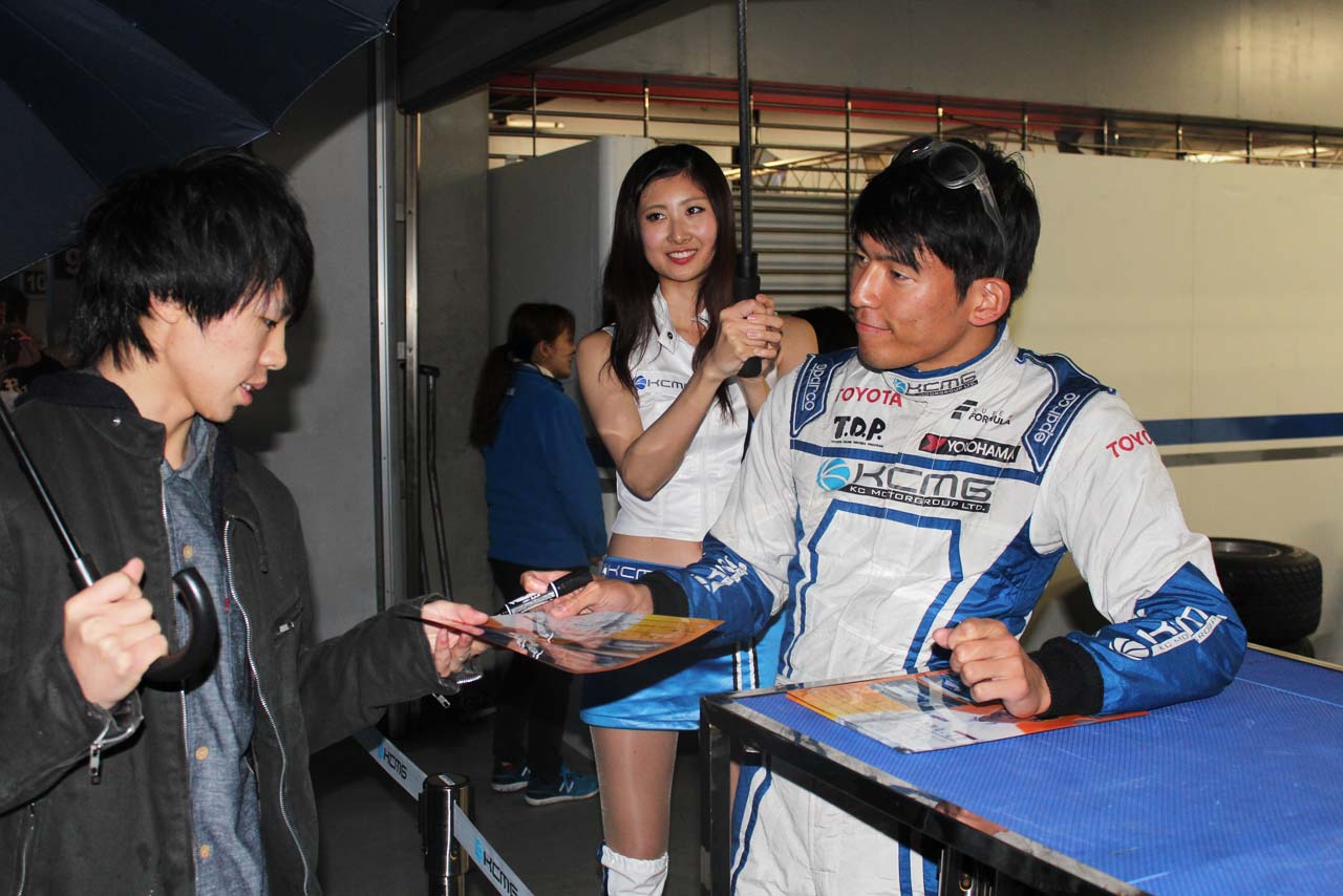 雨の中、ファンと触れ合う中山雄一