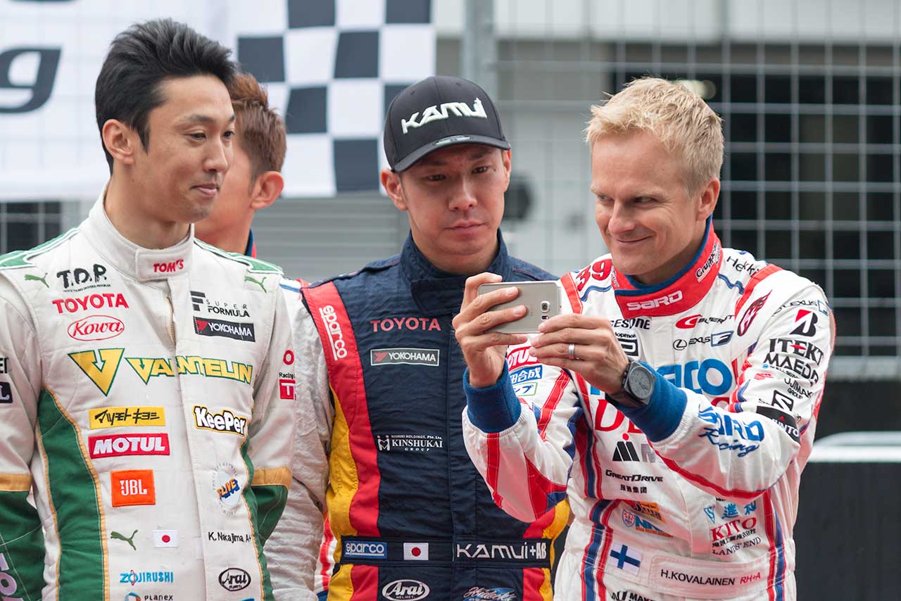 集まった多くのファンを前に写真を撮るヘイキ・コバライネン