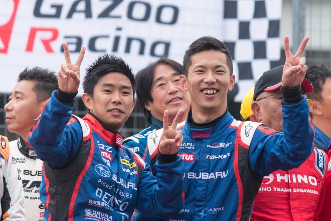 朝早くからサーキットに集まったファンに対し、井口卓人、山内英輝がピースで応じる場面も。