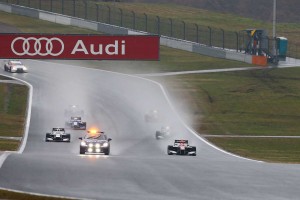 “SUPER GT vs SUPER FORMULAスペシャルバトル”は悪天候のためセーフティカーが導入された。
