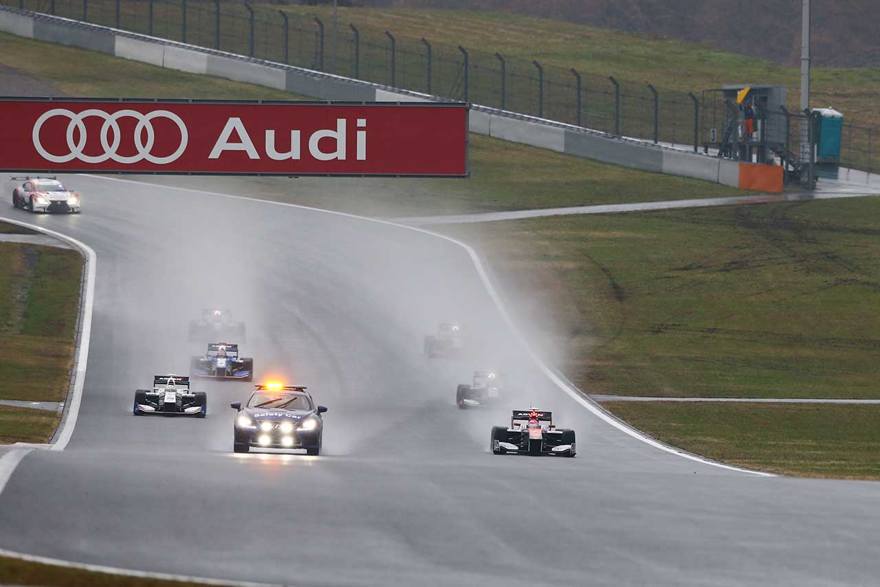 “SUPER GT vs SUPER FORMULAスペシャルバトル”は悪天候のためセーフティカーが導入された。