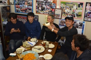 脇阪寿一監督には、ランキング2位のお祝いのケーキも