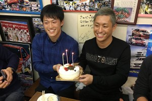 第7戦タイ優勝のお祝いのケーキを受け取る関口雄飛/国本雄資のコンビ