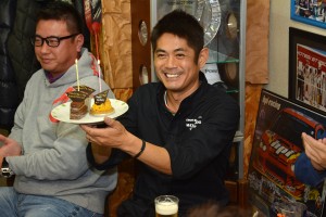 12月3日生まれの織戸の誕生日祝いと、もてぎでの3位表彰台のお祝いのケーキ