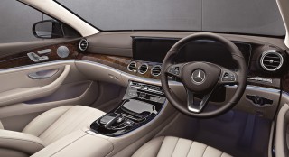 Eクラスの特徴である2ディスプレイを一枚のガラスカバーで融合した「コックピットディスプレイ」。フリック＆スワイプ操作可能なタッチコントロール機能をステアリングに備える