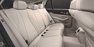 全モデルに電子制御式のセルフレベリング機能付エアサスペンションが装備され、一定の車高を維持しながら乗車人数や積載状況によって生じる車体姿勢の 変化を補正