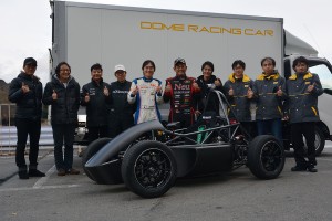 チーターのプロトタイプテストに参加した織戸と仲間たち、そして童夢のスタッフ