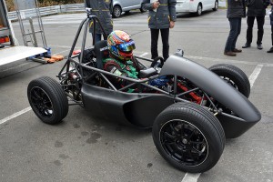 チーターに乗り込む織戸