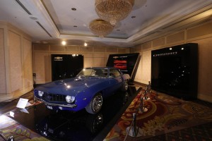 会場の入り口には初代カマロが展示された