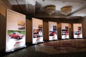 横には歴代のカマロを紹介するボードが並ぶ