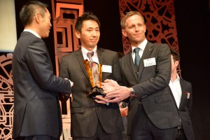 トロフィーを受け取る松田次生とロニー・クインタレッリ