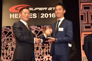 トロフィーを受け取る藤井誠暢