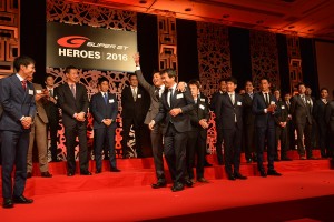 土屋、松井の挨拶後、織戸学が土屋を胴上げしはじめた。